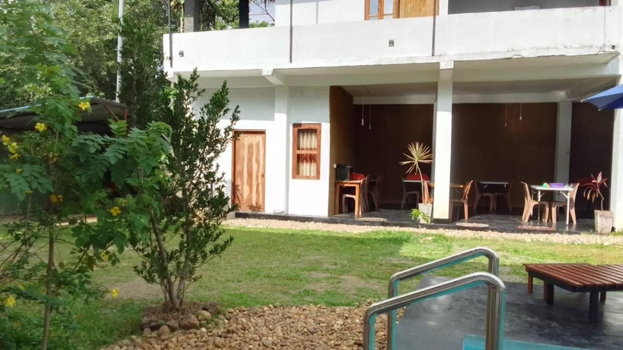 River Side & Swimming Pool Bed & Breakfast Udawalawe Exterior photo